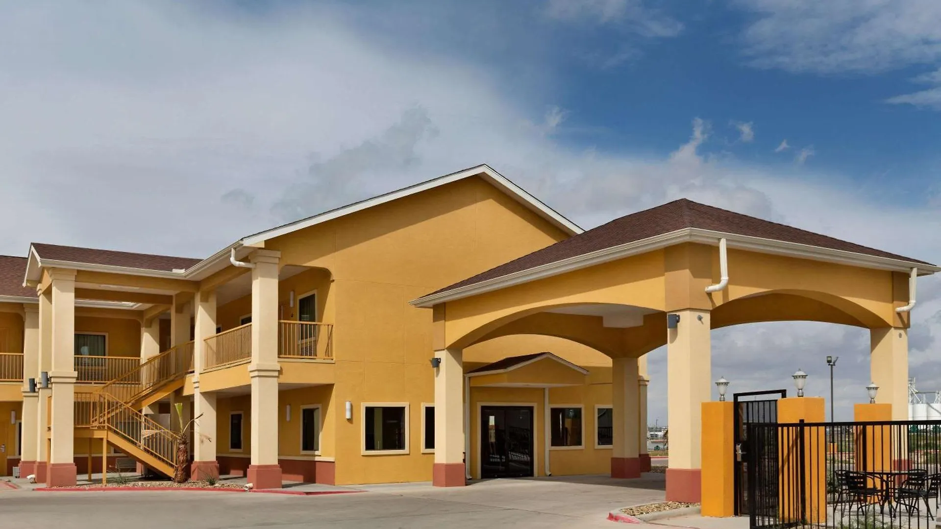 Staying Near White-Pool House: 4 Airport Hotels Compared