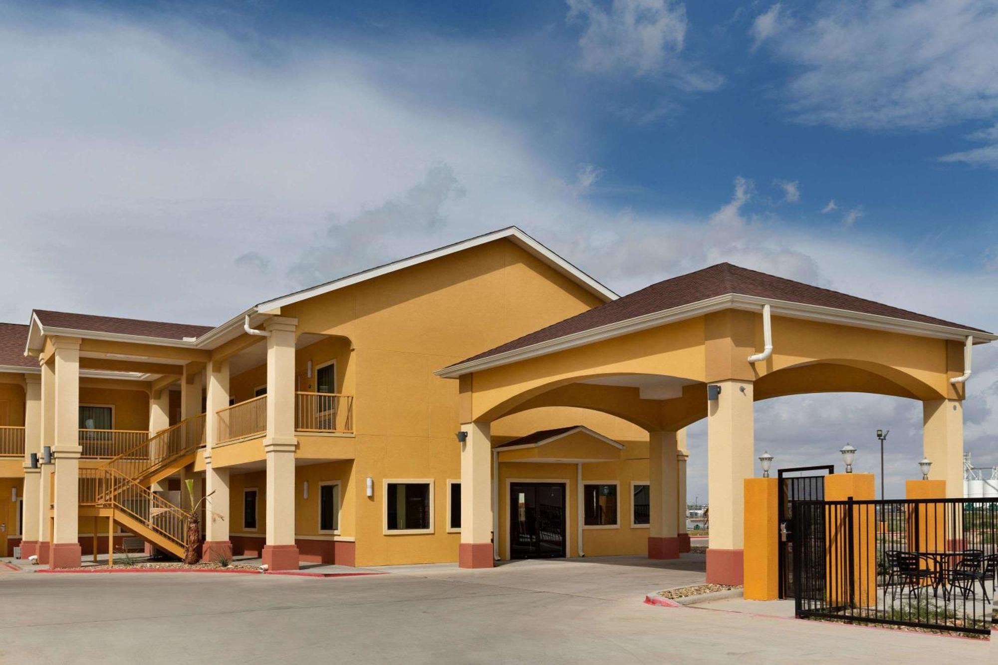 Staying Near White-Pool House: 4 Airport Hotels Compared